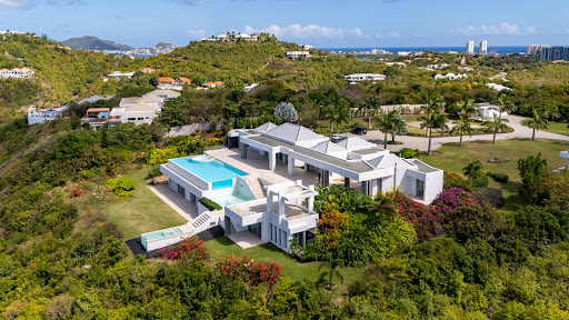 Villa with pool and garden 4