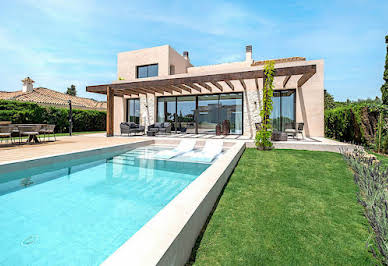 Villa with pool and garden 16