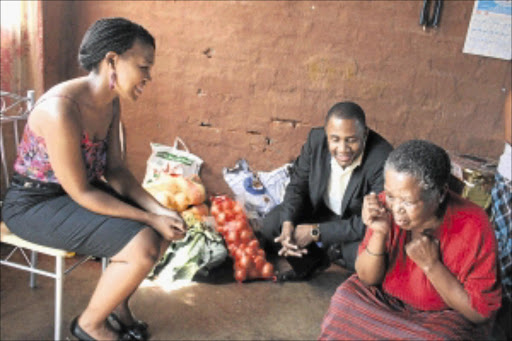 CARING AND SHARING: Nonzwakazi Ndiza talks to Gontse and Thomas Kgokolo, business owners from Tshwane who were touched by her situation and helped with the funeral of her granddaughter. PHOTO: BONGANI MNGUNI