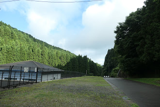 広い駐車場（左手は浄水場）