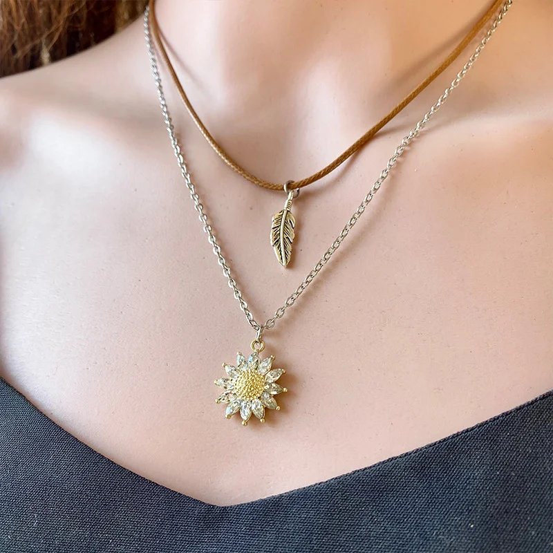 Ornament Western Denim Etnische Stijl Frame Veer Ketting, een stijlvol accessoire dat je unieke stijl accentueert en een bohemien touch toevoegt.