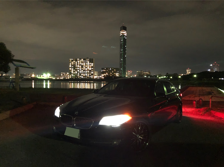 5シリーズ セダンのドライブ・エムズガレージ・夜景と愛車に関するカスタム事例の投稿画像2枚目