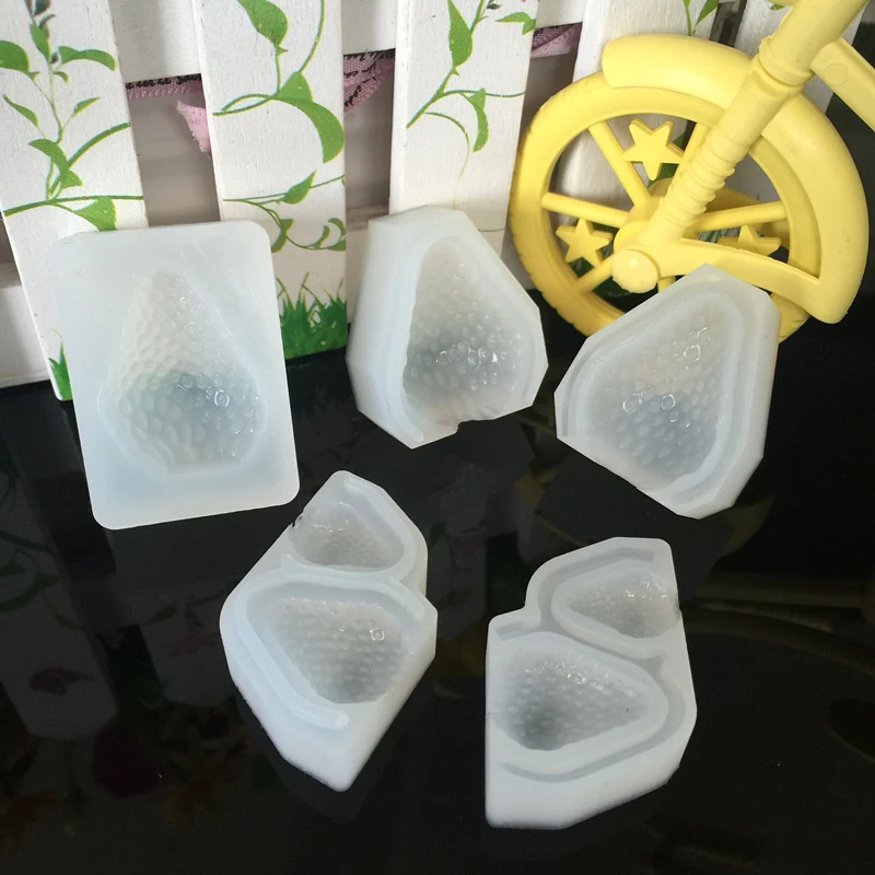 Stereo Aardbei Siliconen Vorm Bakken Cake Tool, perfect voor het bakken van realistische aardbei taarten, gemakkelijk te gebruiken en schoon te maken.