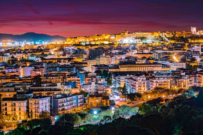 Cagliari by night (Shutterstock)