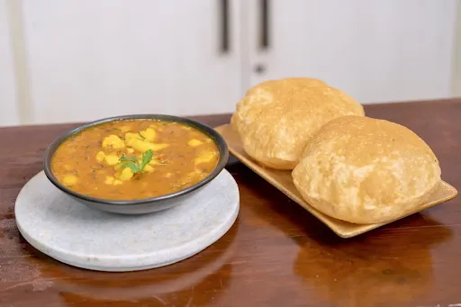 4 Poori With Aloo Ki Sabji