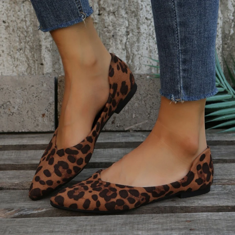 Damskie buty plus size zamszowe z niską cholewką w panterkę z perłami. Idealne na co dzień, wygodne i modne.
