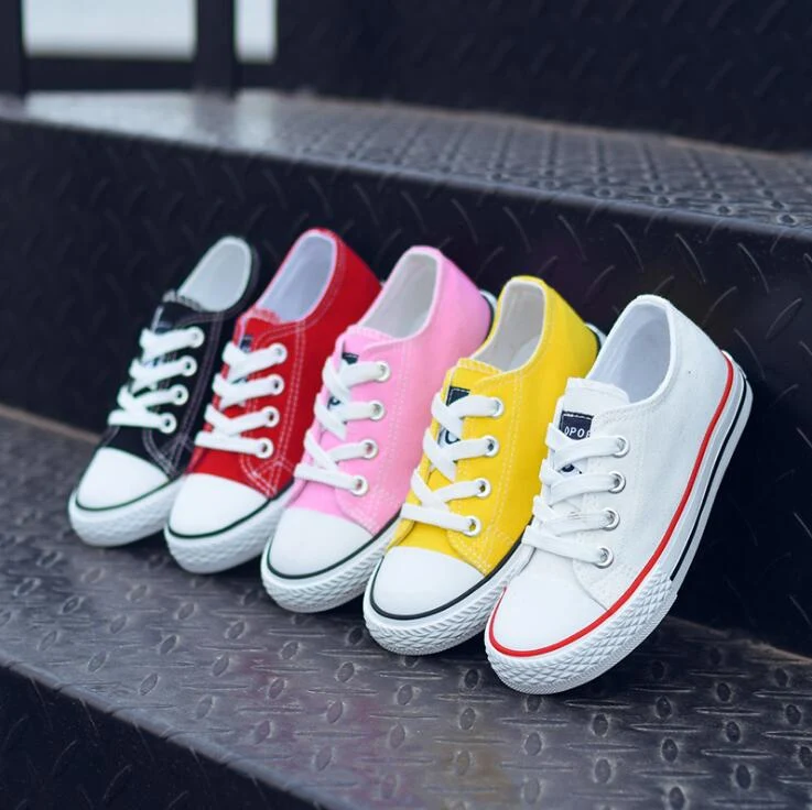 Chaussures en toile pour enfants Confortables et durables, parfaites pour jouer. Baskets respirantes et résistantes pour toutes les aventures des petits.