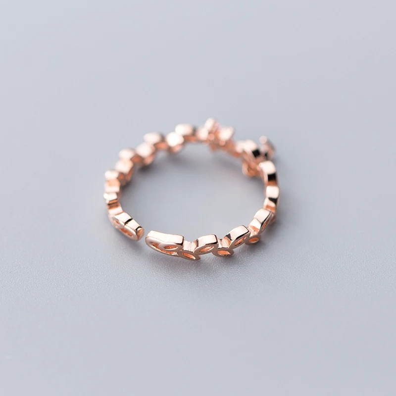 Delicate leaf ring for a natural and elegant touch. Perfect for everyday wear or special occasions, a unique and beautif
