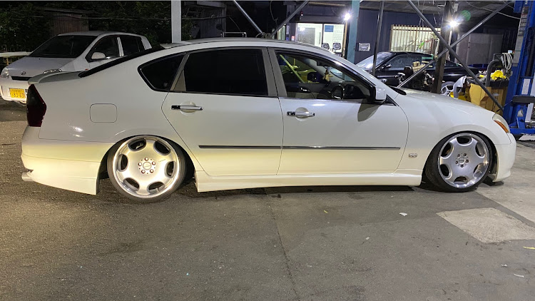 フーガの京相一家・車高下げたに関するカスタム事例の投稿画像1枚目
