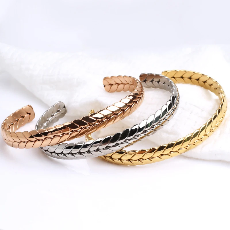 Pulseira de trigo em aço inoxidável, elegante e estilosa para o verão. Textura de alta qualidade, titânio e durabilidade garantida.