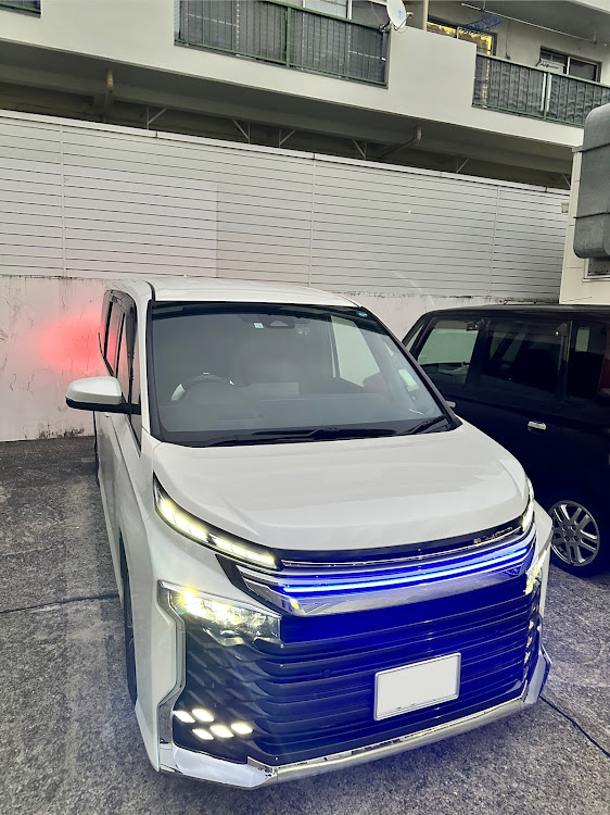 ヴォクシーのあけましておめでとうございます・救急車・ダウンサスつけたい・ハンドルカバー装着に関するカスタム事例の投稿画像1枚目