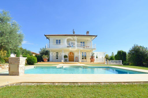 Villa avec piscine et terrasse 2