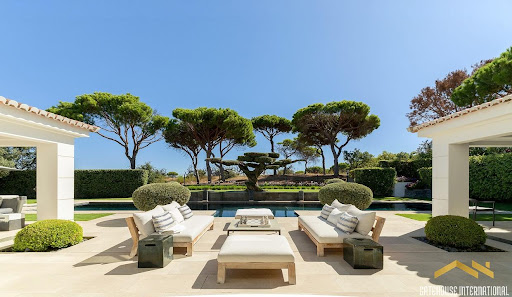 Villa with pool and garden 5