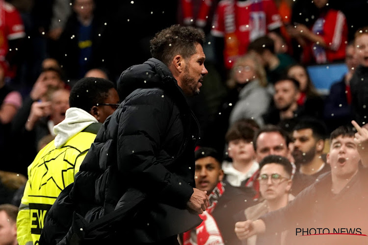 🎥 Man U-fans laten zich van hun kleinste kant zien en bekogelen Diego Simeone: "Schaam jullie!"