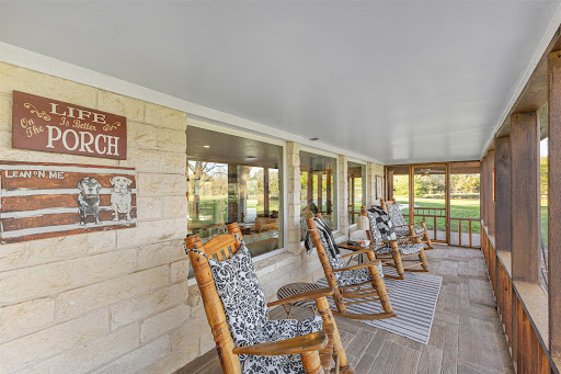 Porch with rocking chairs and garden view - Luxury farmhouse for sale in Bryan, 8 rooms, 3 bedrooms