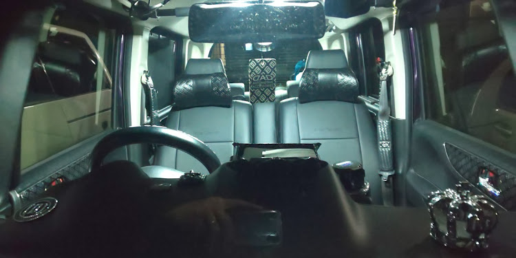 Nボックスカスタムのエヌボックスカスタム・夜間撮影・愛車の内装・内装バトン・車外からの内装に関するカスタム事例の投稿画像1枚目