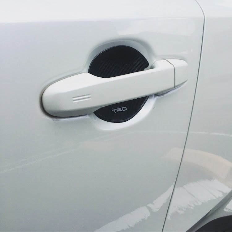 C-HRのナンバー灯LED化・ドアハンドルプロテクター・C-HRに関するカスタム事例の投稿画像2枚目