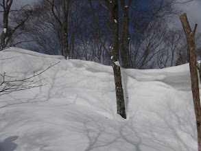 山頂直下の雪庇を越える