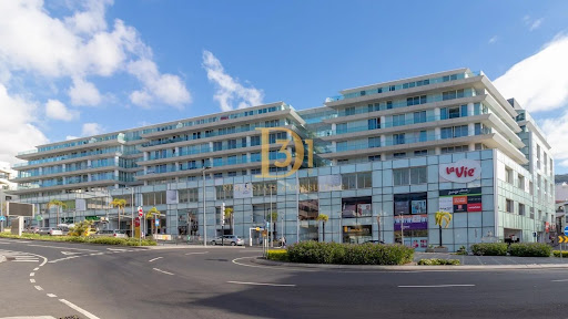 Modern building with balconies and shops - Buy this luxury apartment / penthouse in Funchal, 4 rooms, 4 bedrooms