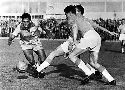 Garrincha copa de 1962 https://upload.wikimedia.org/wikipedia/commons/c/c1/Garrincha_1962.jpg