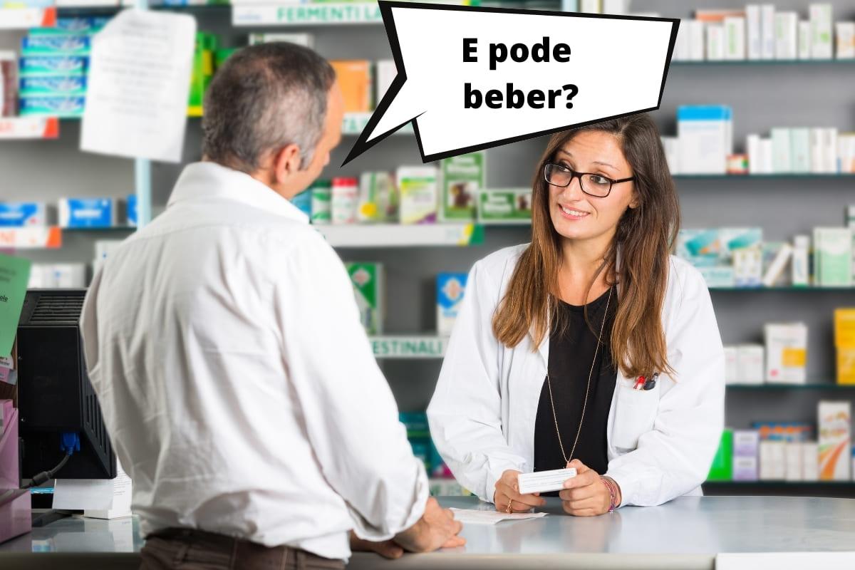 Meme sobre interações medicamentosas: homem comprando remédio e perguntando para a farmacêutica: já pode beber?