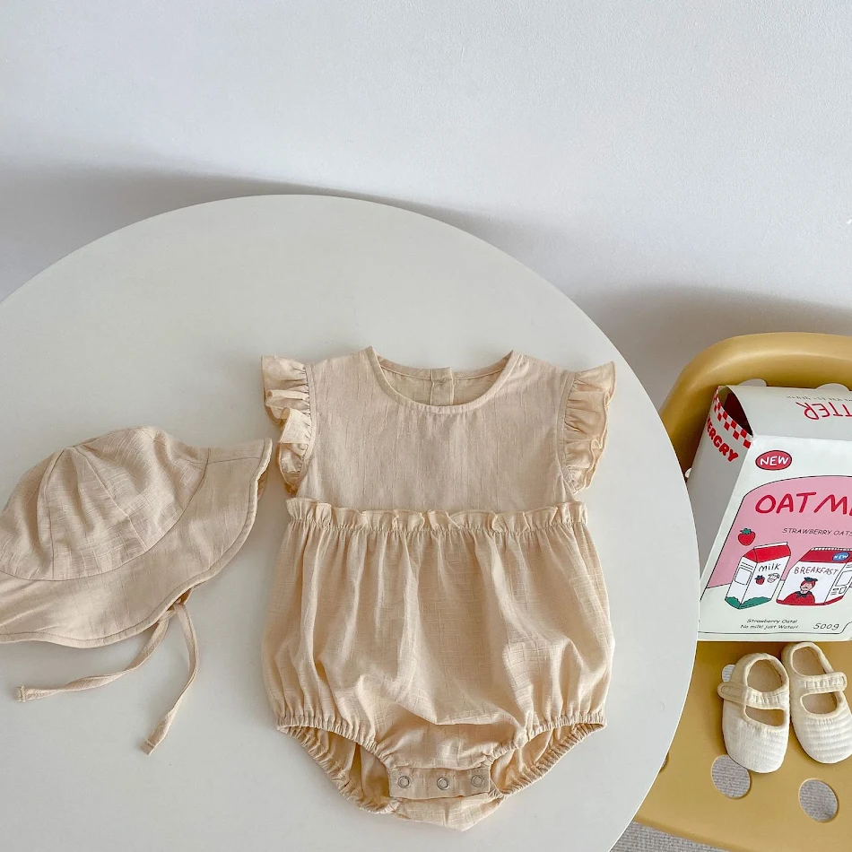 Barboteuse bébé fille couleur unie et chapeau de soleil. Protège et habille votre petite fille les jours ensoleillés. Confortable et adorable.