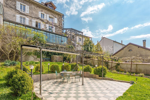 Buy this luxury property in Gex (01170) - Terrace with pergola and green garden
