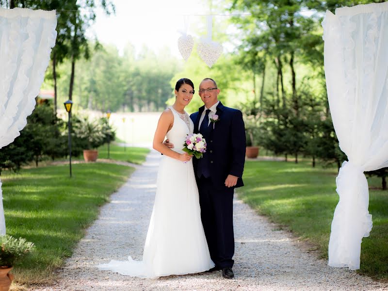 Fotografo di matrimoni Angela Uhelszky (uhelszkyangela). Foto del 3 marzo 2019