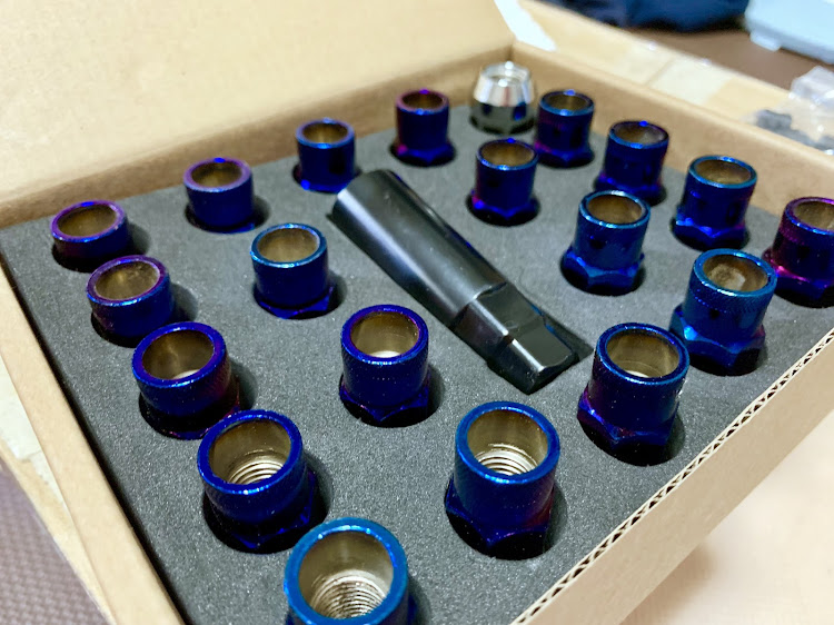 クラウンロイヤルのナット・ホイールナット・チタン焼き・DIYに関するカスタム事例の投稿画像2枚目