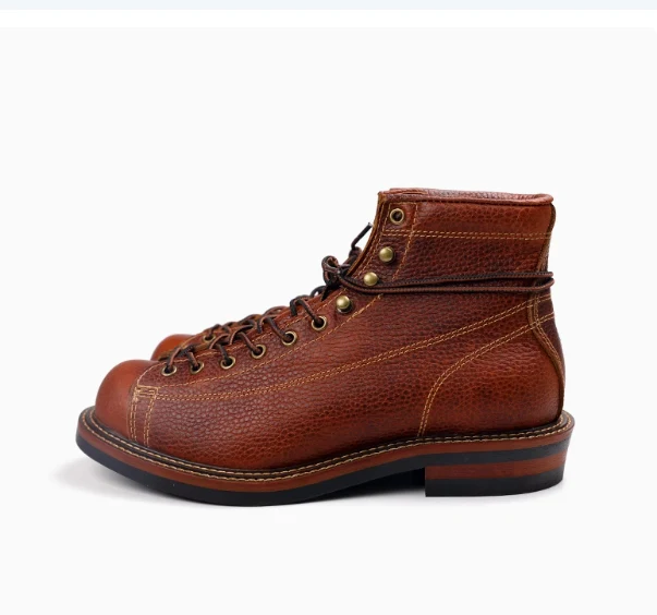 Stivaletti alla caviglia in pelle di vacchetta con blocchi di colore retrò e punta tonda alta. Comfort e stile senza tempo, perfetti per un look sempre alla moda.