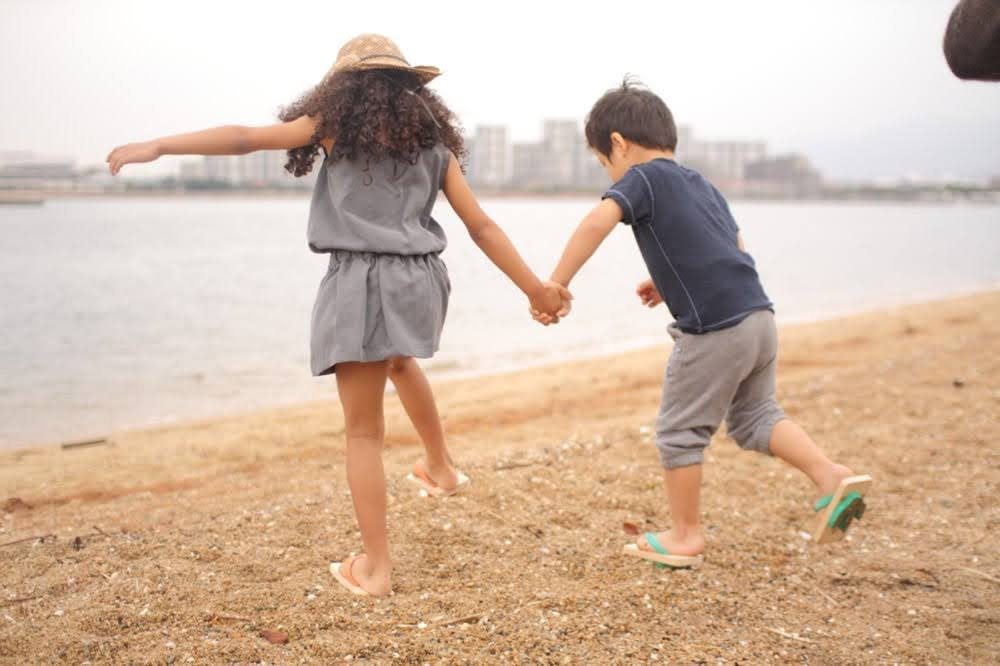 手をつなぐ男の子と女の子