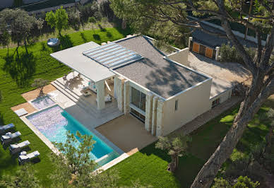 Villa with pool and garden 4