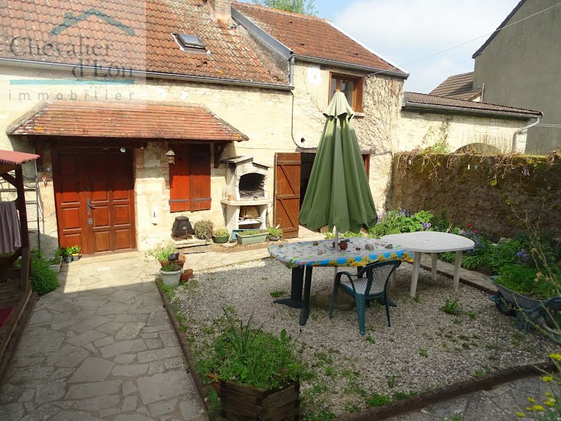 Vente maison 5 pièces 135 m² à Cruzy-le-Châtel (89740), 110 000 €