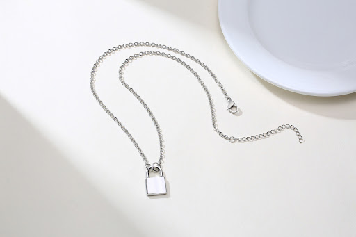 Title 7, Collier pendentif cadenas en acier inoxydable, ...