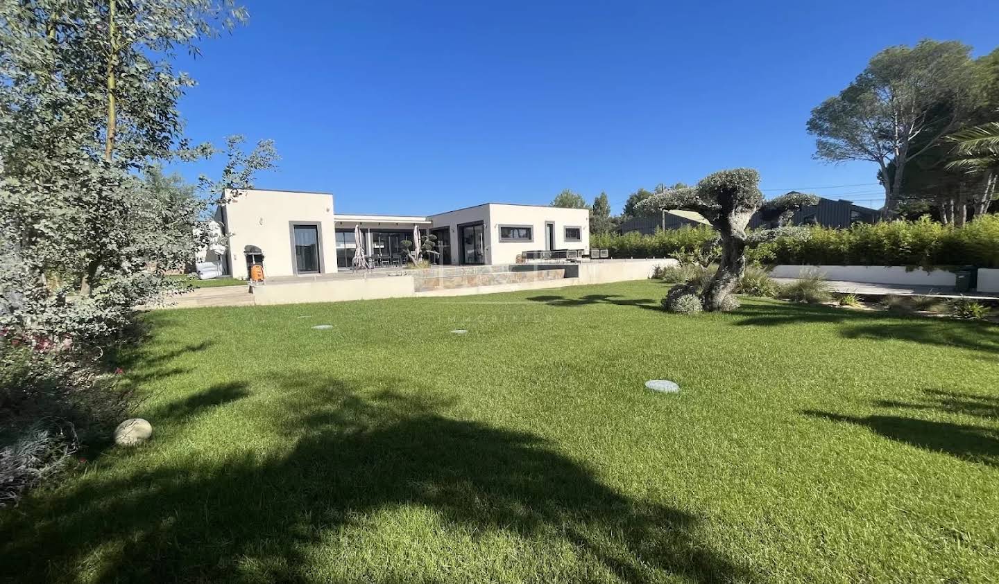 Villa with pool Nimes