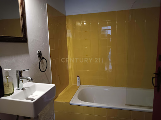 Corps de ferme avec dépendances et jardin 3