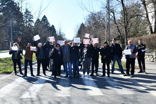 Grupa raseljenih Srba sa Kosova protestovala ispred ambasade SAD u Beogradu