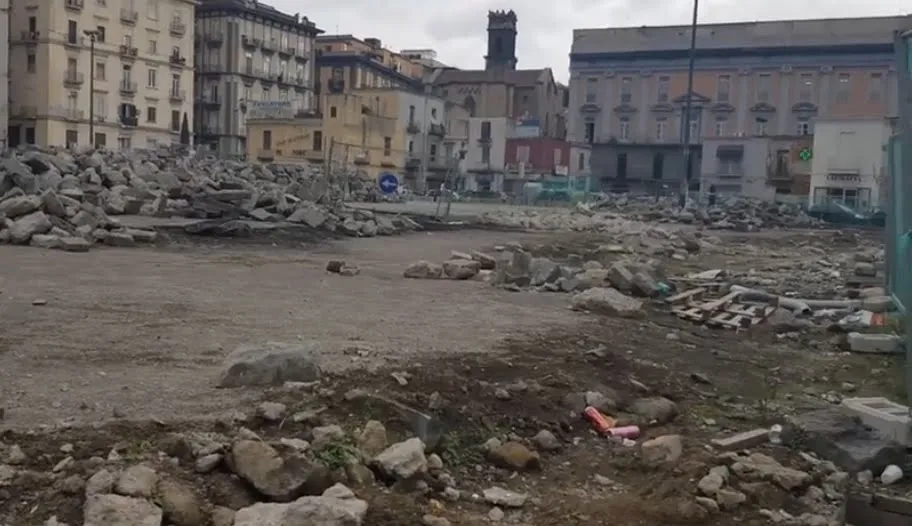 Il cantiere morto di piazza Mercato