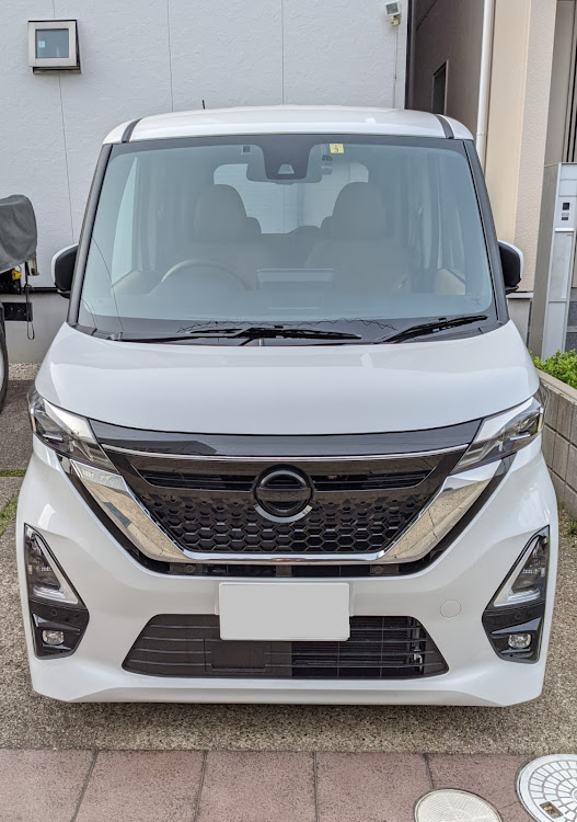 ルークス ハイウェイスター ターボのフロントエンブレム塗装・ブラック化・日産エンブレム・はがせるスプレーに関するカスタム事例の投稿画像2枚目
