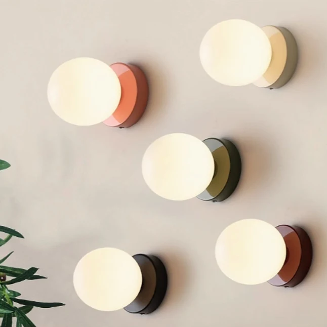Lampada da parete moderna nordica con sfera di vetro semplice. Illuminazione elegante per camere da letto e corridoi. Design minimalista, facile da installare.