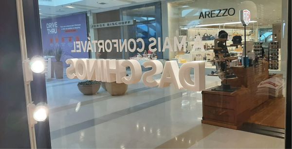  Vitrine com Aplicação de Letra Caixa e Adesivo | Bárions Produções