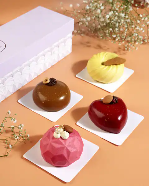 Assorted Box Of 4 Mini Cakes - Strawberry Edit