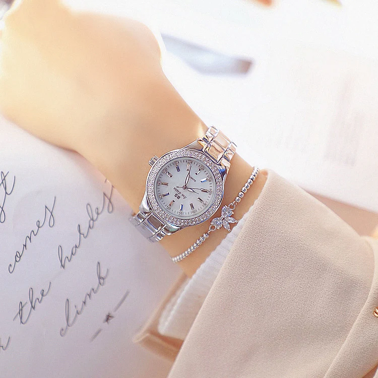 Reloj de pulsera de lujo para mujer con diamantes completos y eslabones elegantes. El complemento perfecto para la sofisticación y el estilo diario.