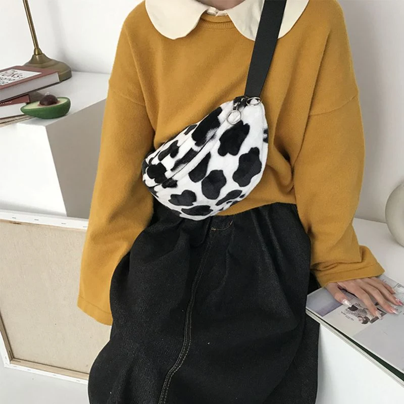 Koeienpluche borsttasje, klein en alles-match. Draag je essentials stijlvol en zacht met dit schattige tasje, ideaal voor elke outfit, een must-have accessoire.