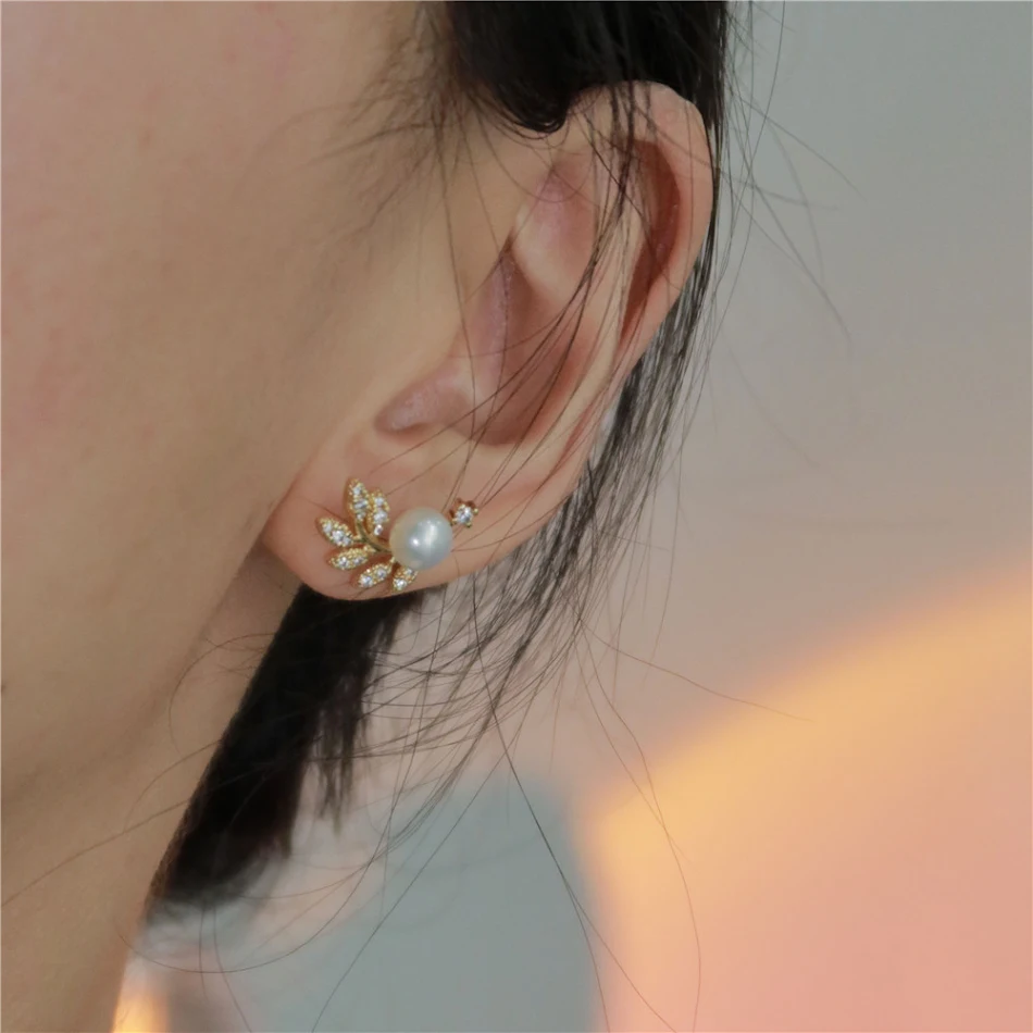 Brincos de pérola natural 6A com luz forte e design especial 18K. Elegância atemporal para um toque sofisticado.