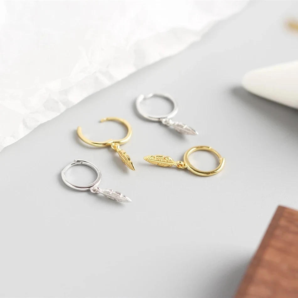 Boucles d'oreilles feuille simples et tendance pour femmes, s'accordant avec tout. Accessoire de mode incontournable pour un style élégant et facile au quotidien.
