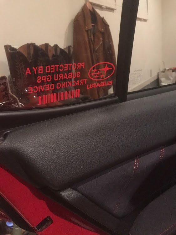 WRX STIのmikanちゃん・ステッカーチューン・まだまだ行きまっせ〜・ステッカーは難しいに関するカスタム事例の投稿画像1枚目