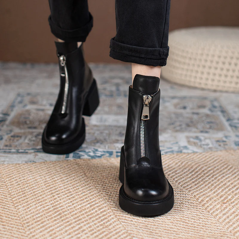 Bottines à plateforme en cuir pour femmes avec talon épais, idéales pour un confort optimal et un style affirmé. Rehaussez votre look avec ces bottes polyvalentes.