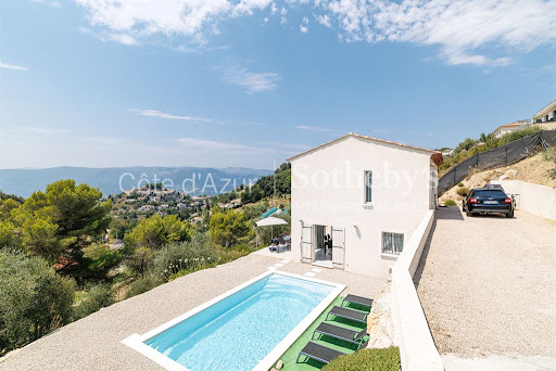 Seaside villa with pool and garden 4