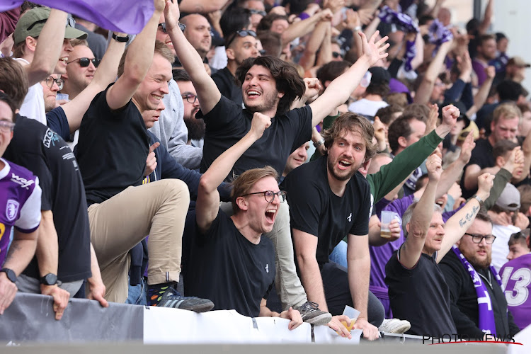 🎥 Beerschot-spelers vieren de titel op het veld in Beveren